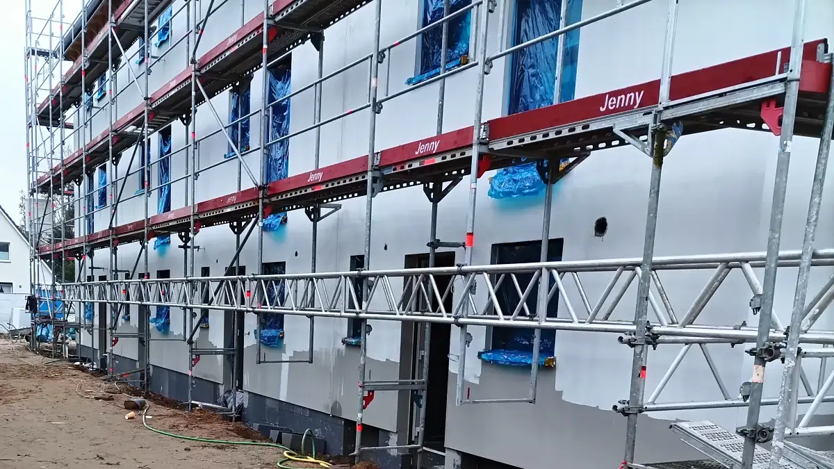Gerüstbau Kaltenkirchen, Fassadengerüst an Klinkerfassade mit Seitenschutz und sauberen Laufwegen